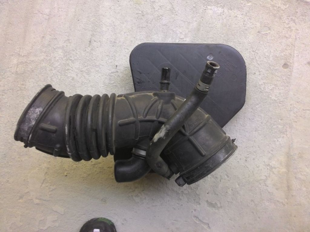 CY01-13-220B | Патрубок воздушного фильтра MAZDA CX-9 06-16