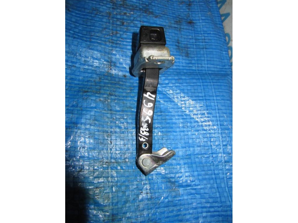 5702A079 | Обмежувач дверей передн. лів. MITSUBISHI LANCER X 10 07-15