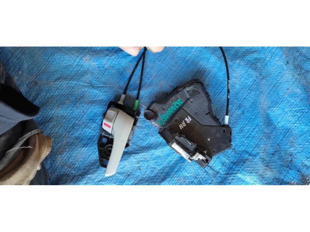 69030-0C050 | Замок двері передн. прав. TOYOTA SIENNA 11-16