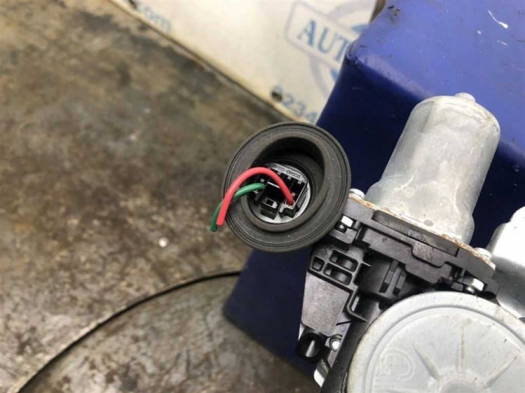 69801-AE010 | Склопідйомник передн. прав. TOYOTA SIENNA 03-10 - Фото 3