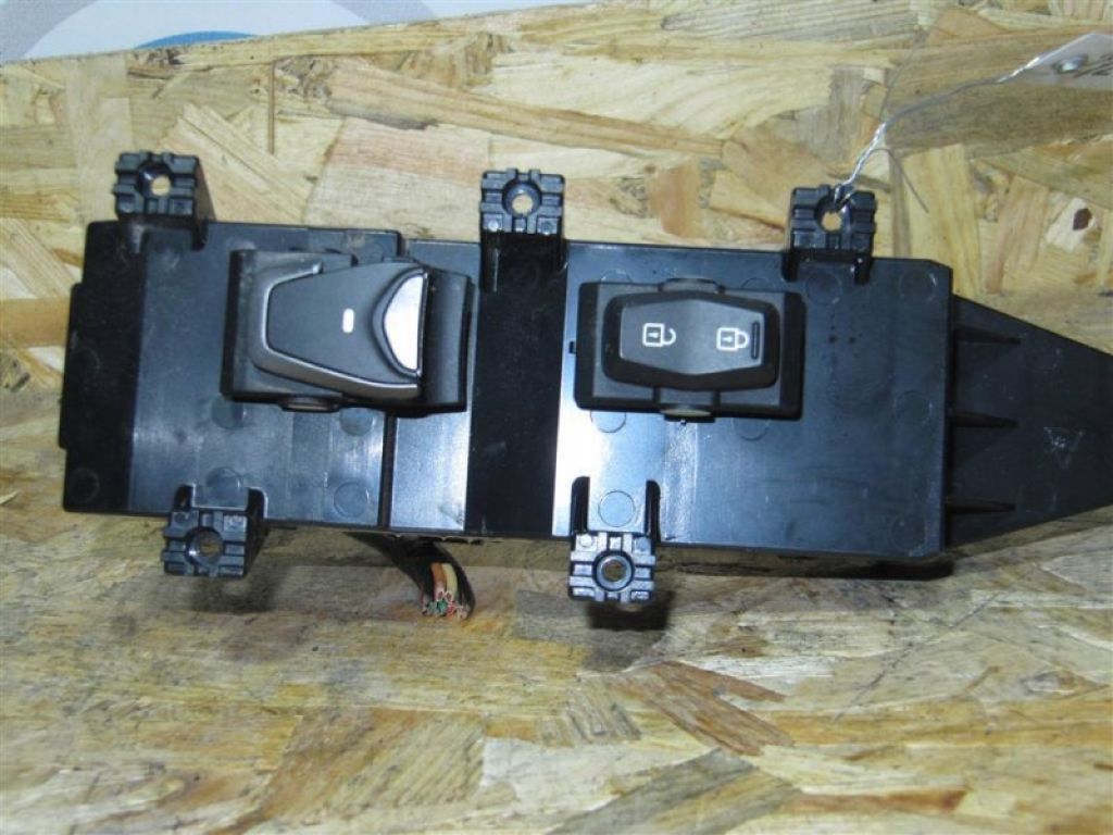 93575-4Z000 | Кнопка стеклоподъемника передн. прав. HYUNDAI SANTA FE (DM) 12-18