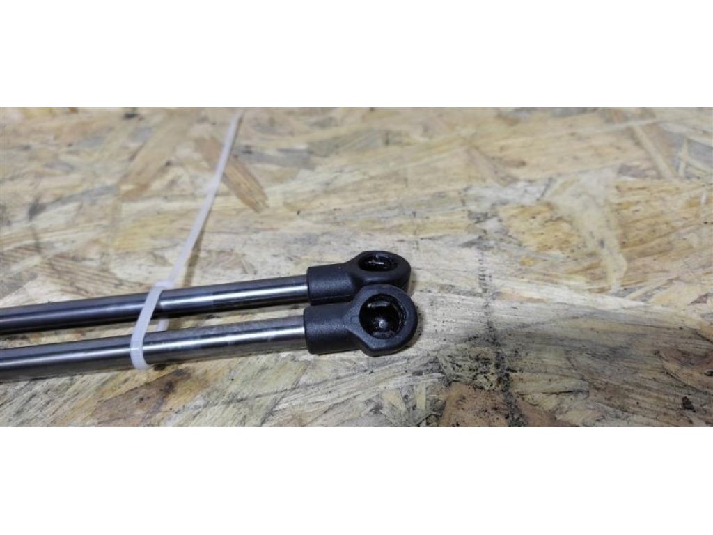 90451-1KA2A | Амортизатор кришки багажника NISSAN JUKE 10-19 - Фото 2