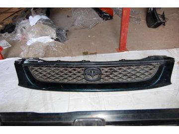 Решітка радіатора MAZDA 626 GF 97-02