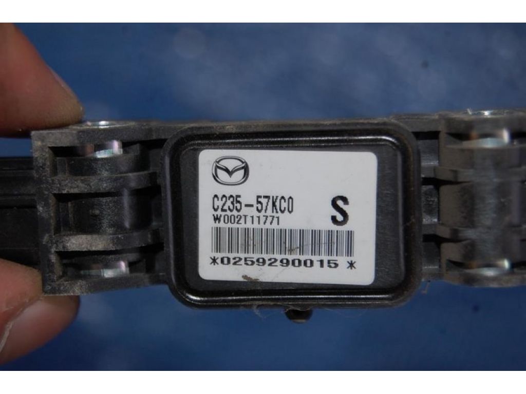 C235-57-KC0 | Датчик удару MAZDA 5 CR 05-10 - Фото 3
