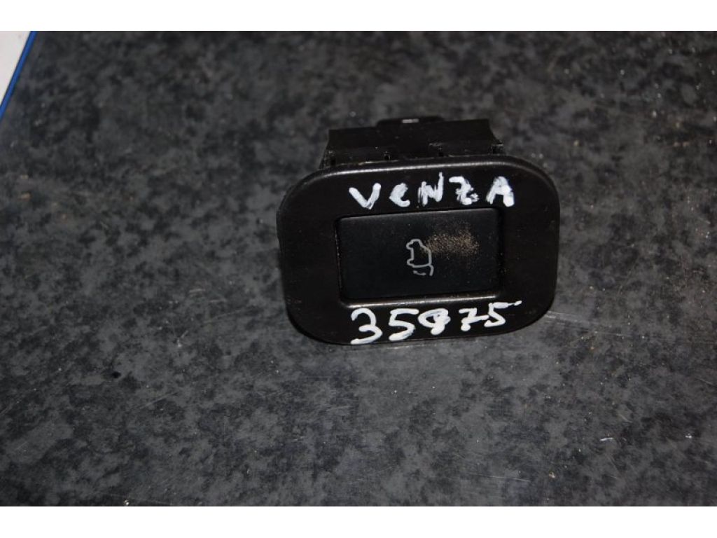 84930-08010 | Кнопка закрывания крышки багажника TOYOTA VENZA 09-16