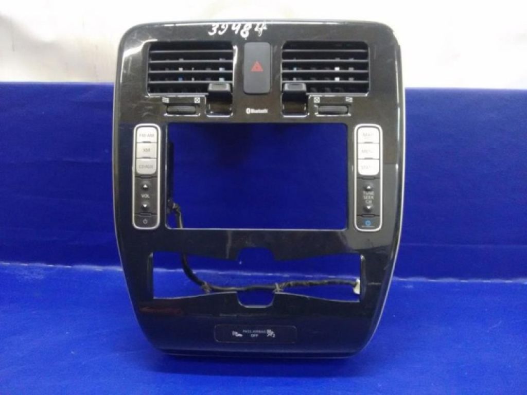 68260-3NA0A | Накладка торпедо під магнітолу NISSAN LEAF 10-17
