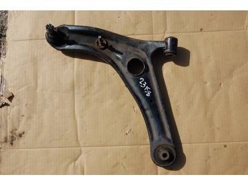 Рычаг передней подвески нижний лев. TOYOTA YARIS 00-05