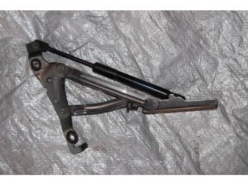 Петля кришки багажника прав. MAZDA 3 BL 09-13