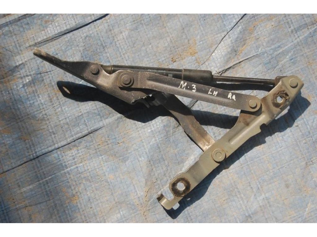 Петля кришки багажника лів. MAZDA 3 BK 03-08