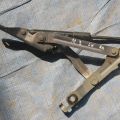 Петля кришки багажника лів. MAZDA 3 BK 03-08