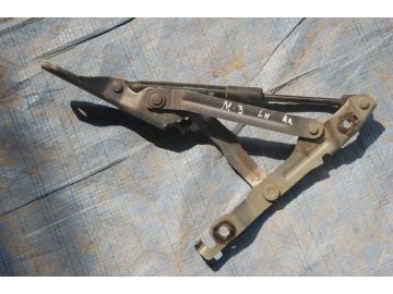 Петля кришки багажника лів. MAZDA 3 BK 03-08