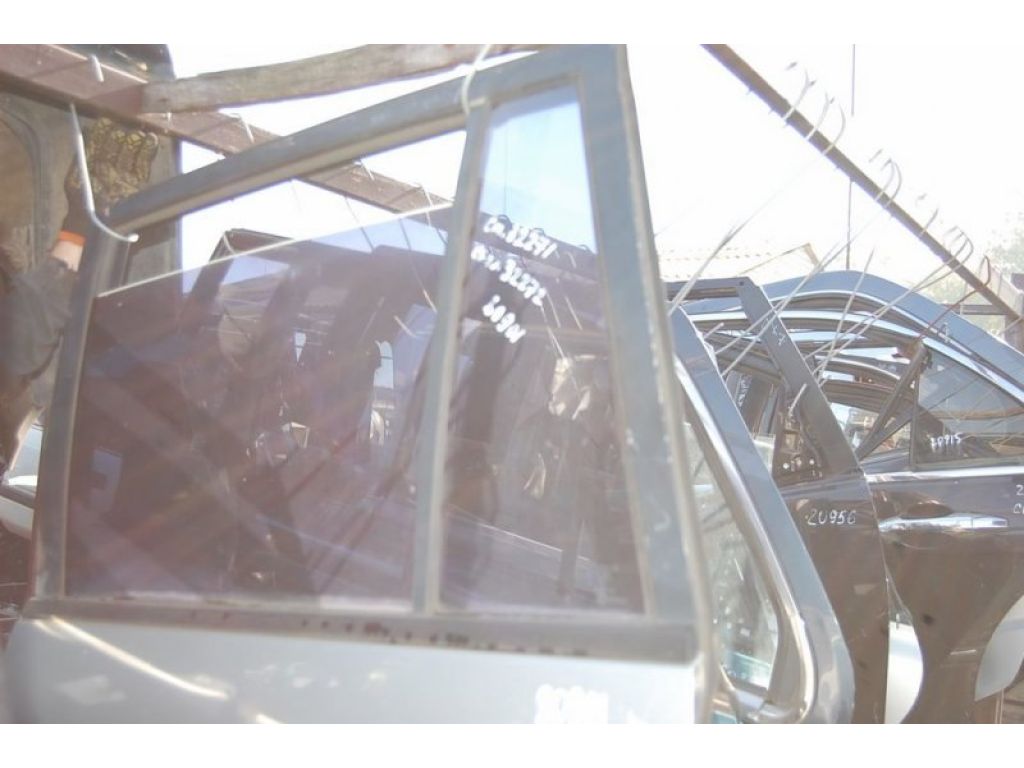 CB01-73-661A | Скло дверей глухе задн. лів. MAZDA PREMACY 98-03