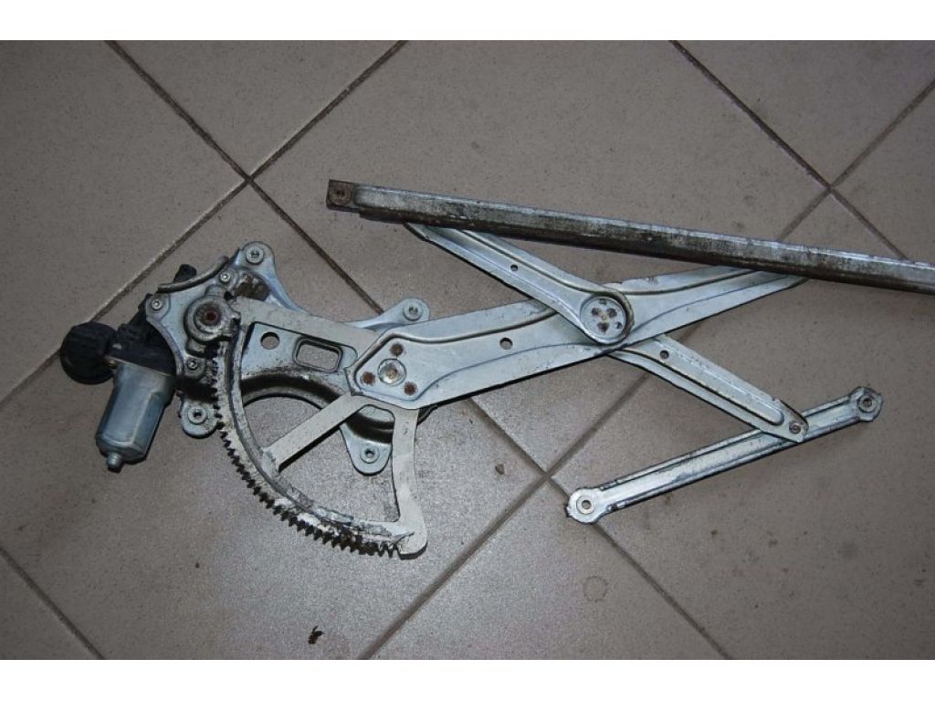 69801-33040 | Стеклоподъемник передн. прав. LEXUS RX300/330/350/400 03-09