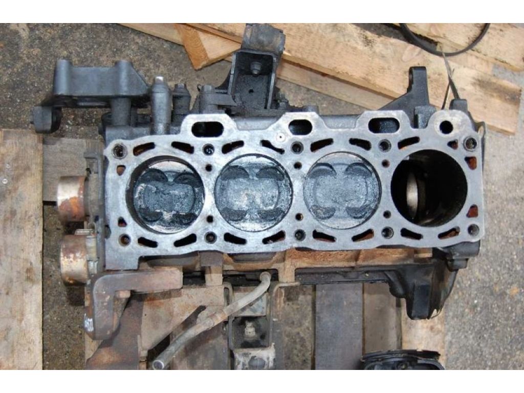 Блок двигателя MAZDA E2000 83-99 - Фото 2