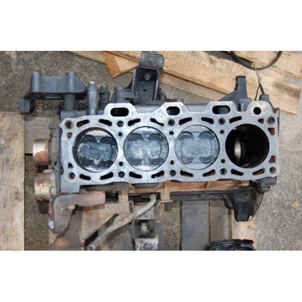 Блок двигуна MAZDA E2000 83-99 — 2