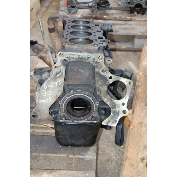 Блок двигуна MAZDA E2000 83-99 — 3