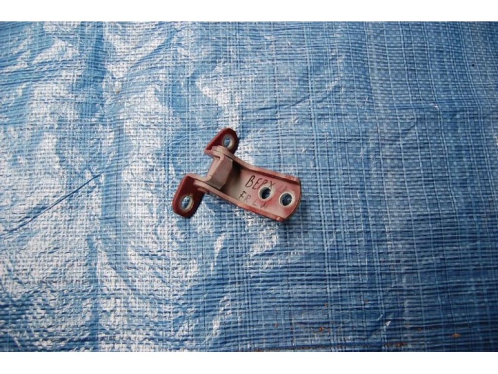 68720-02020 | Петля двері верхня передн. лів. TOYOTA MATRIX 02-08