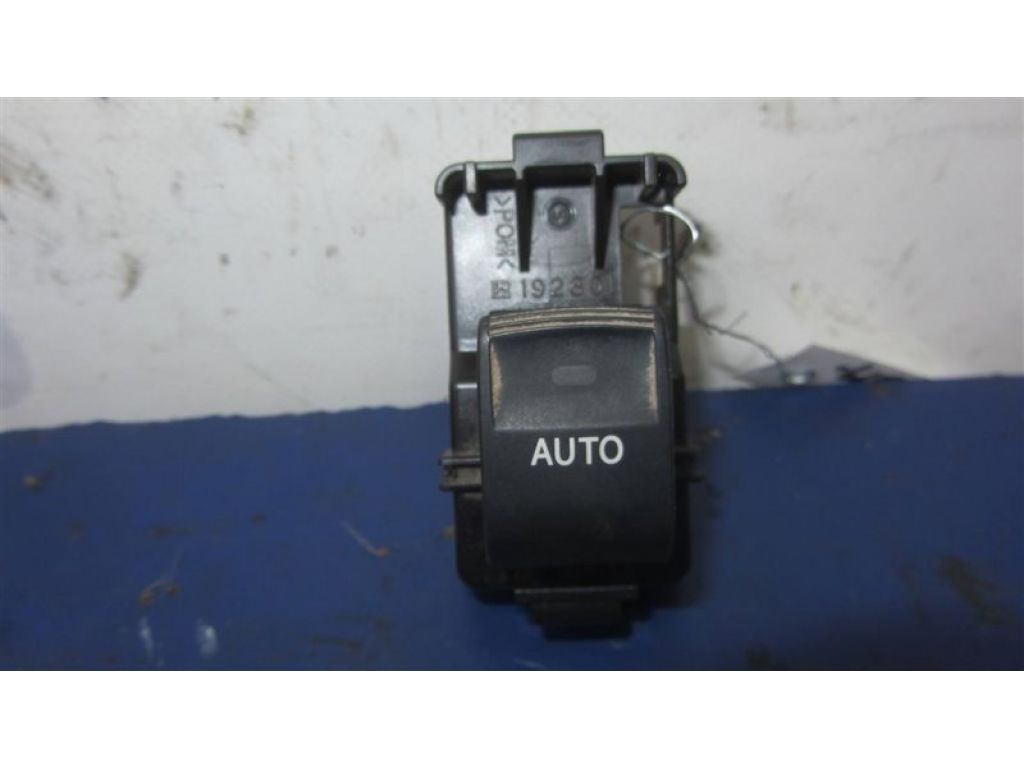 84810-33120 | Кнопка стеклоподъемника TOYOTA CAMRY 40 06-11