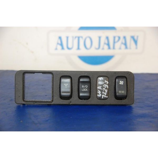 Блок кнопок торпедо MITSUBISHI PAJERO 99-06 MR402471