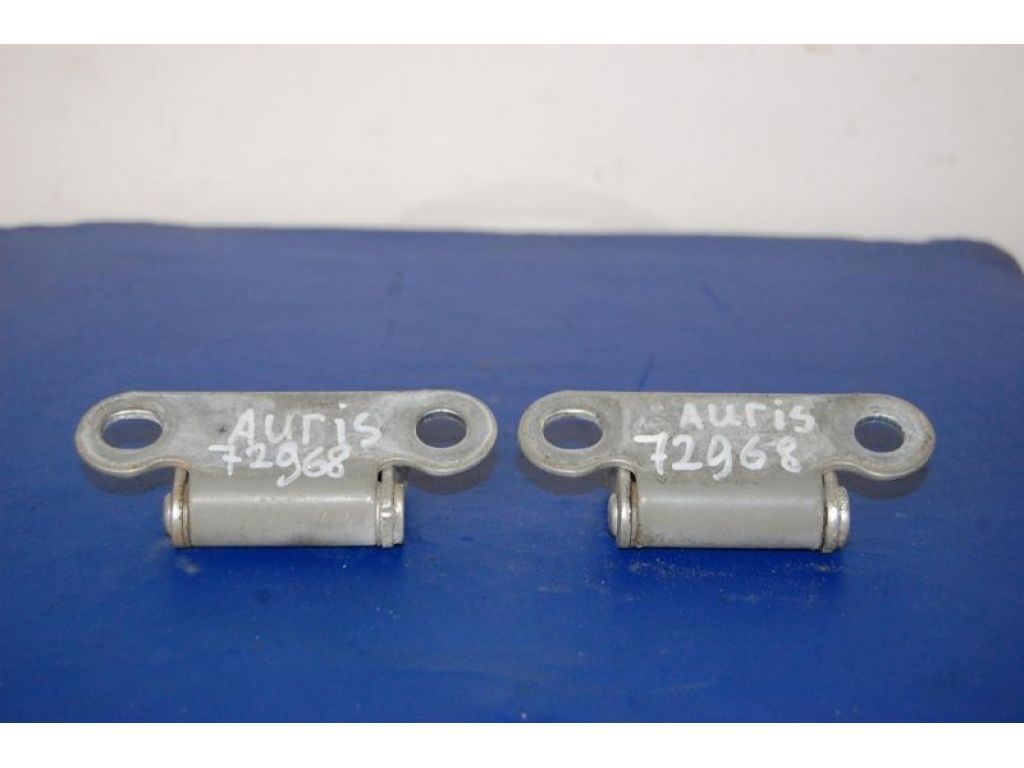 Петля кришки багажника лів. TOYOTA AURIS 06-12