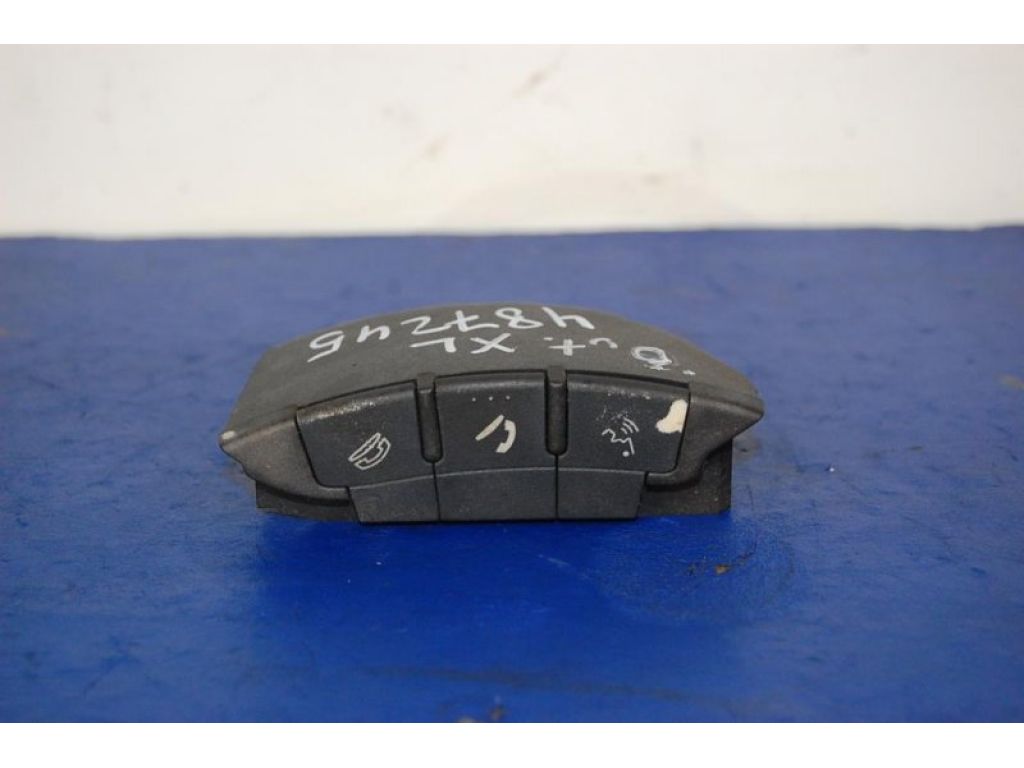 8750A021 | Кнопки на руль MITSUBISHI OUTLANDER XL 05-13
