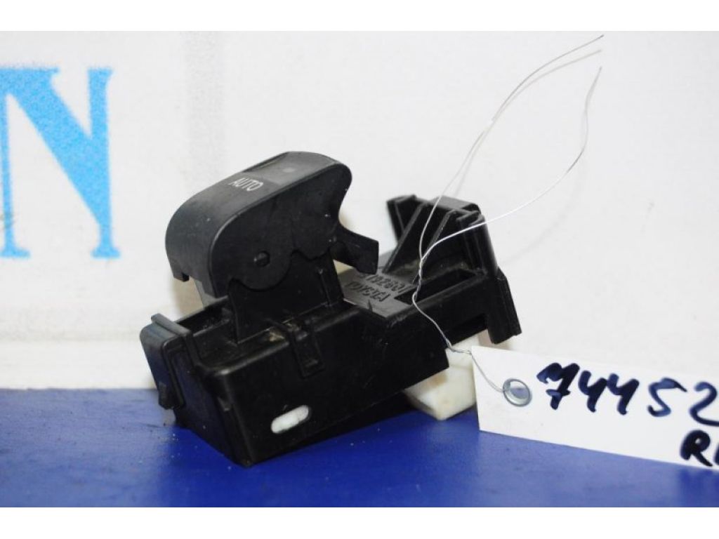 84810-33120 | Кнопка склопідіймача TOYOTA AURIS 06-12