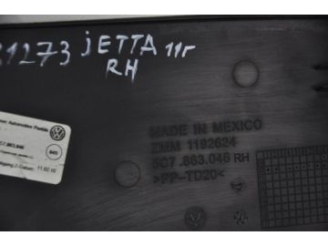 Накладка в салоне прав. VOLKSWAGEN JETTA USA 10-17