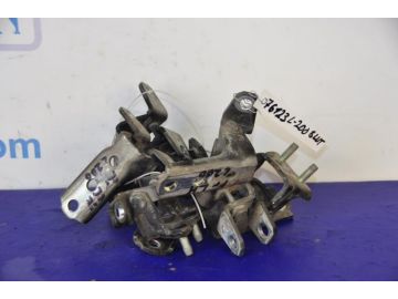 Петля двери MITSUBISHI L200 06-14