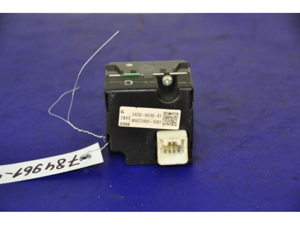 84332-06100-B1 | Кнопка аварійної сигналізації TOYOTA CAMRY 40 06-11 - Фото 3