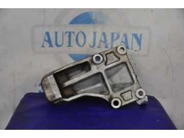 Кронштейн опоры двигателя прав. INFINITI M35/M45 04-10