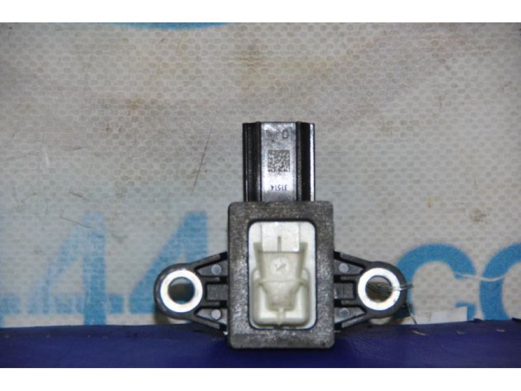 GMC8-57-KC0A | Датчик удара MAZDA 3 BM 13-19 - Фото 3