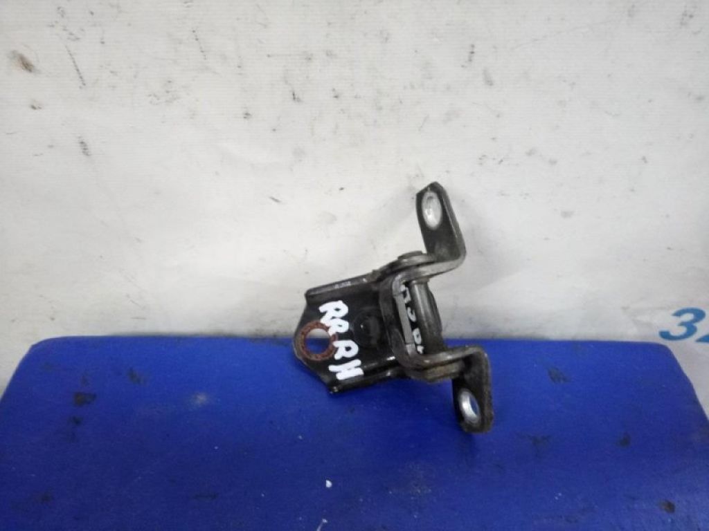 E112-72-210A | Петля двері верхня задн. прав. MAZDA 3 BK 03-08 - Фото 2