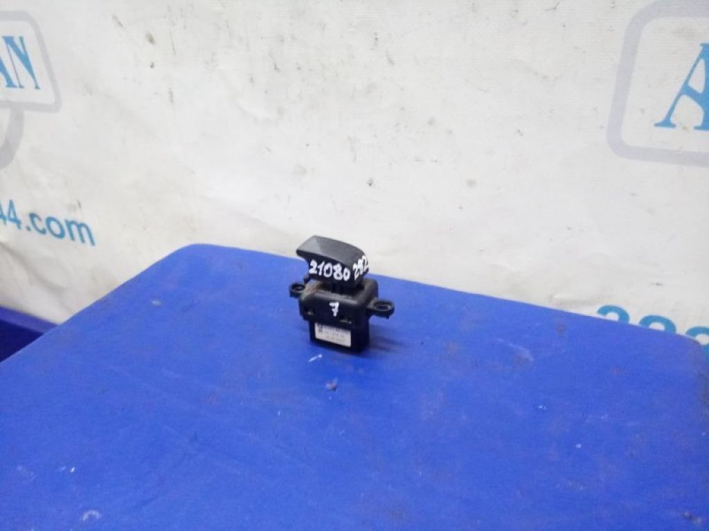 B32H-66-370 | Кнопка склопідіймача задн. лів. MAZDA 3 BK 03-08