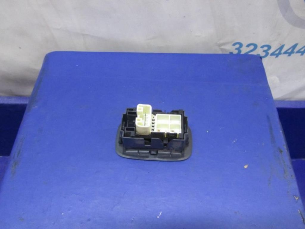 84810-0D030 | Кнопка стеклоподъемника задн. TOYOTA AURIS 06-12 - Фото 2
