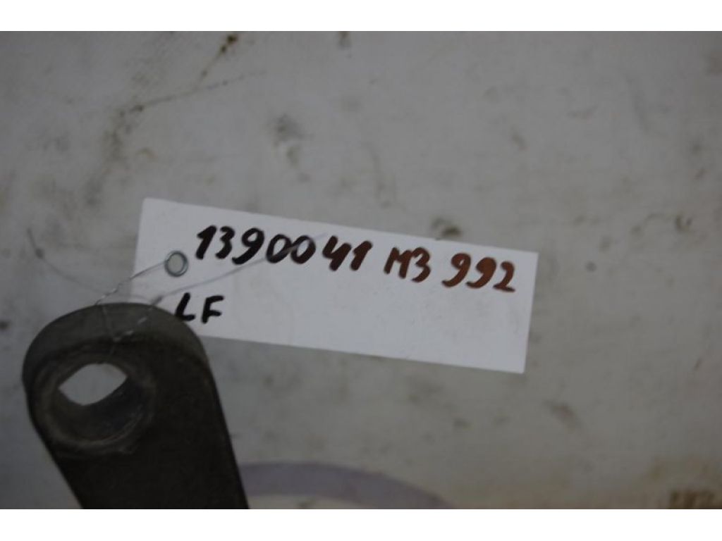 BP4S-39-010B | Кронштейн двигуна MAZDA 3 BK 03-08 - Фото 2