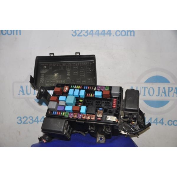 Блок запобіжників моторний відсік LEXUS GX470 02-09 82677-60051