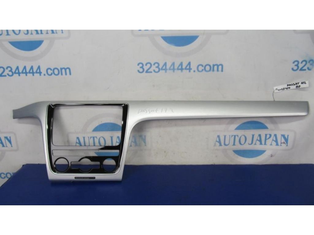 561 857 212 D | Накладка торпедо під магнітолу VOLKSWAGEN PASSAT B7 11-15