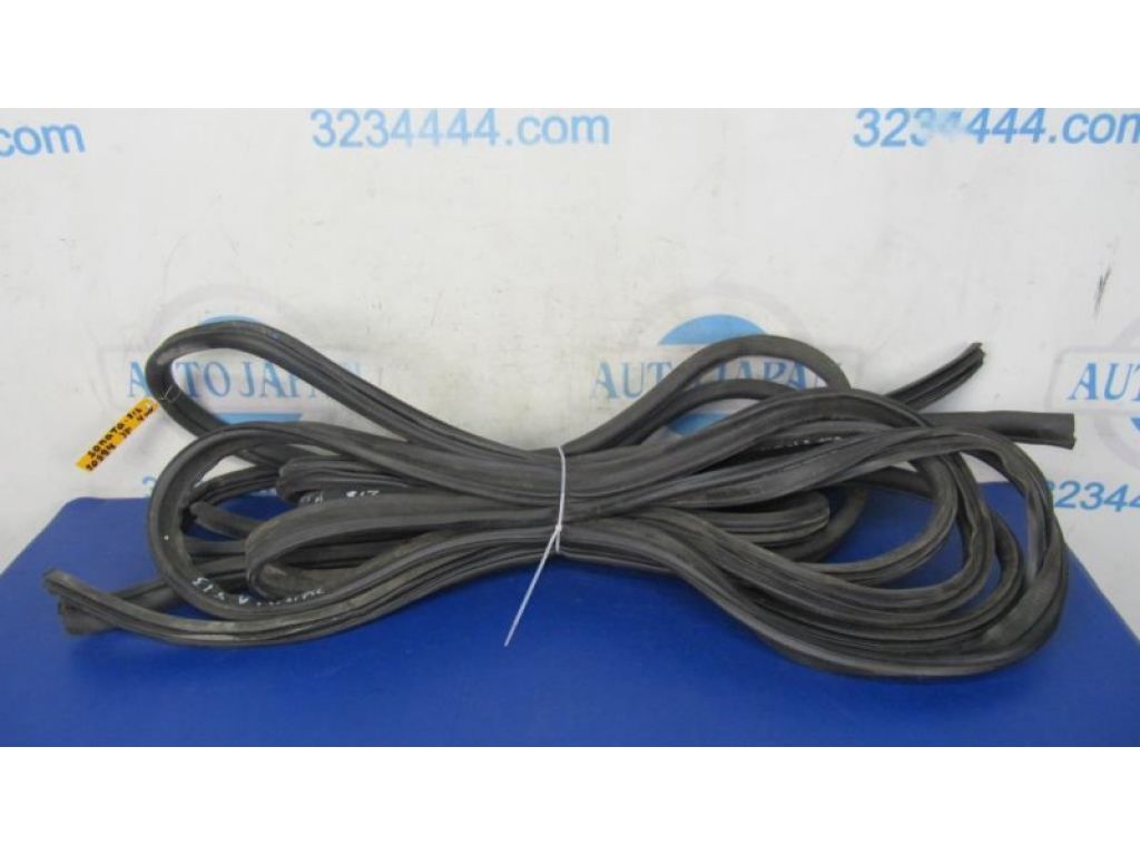 82110-3S000RY | Уплотнитель двери HYUNDAI SONATA YF 10-14