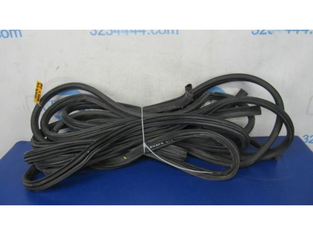 82110-3S000RY | Ущільнювач дверей HYUNDAI SONATA YF 10-14