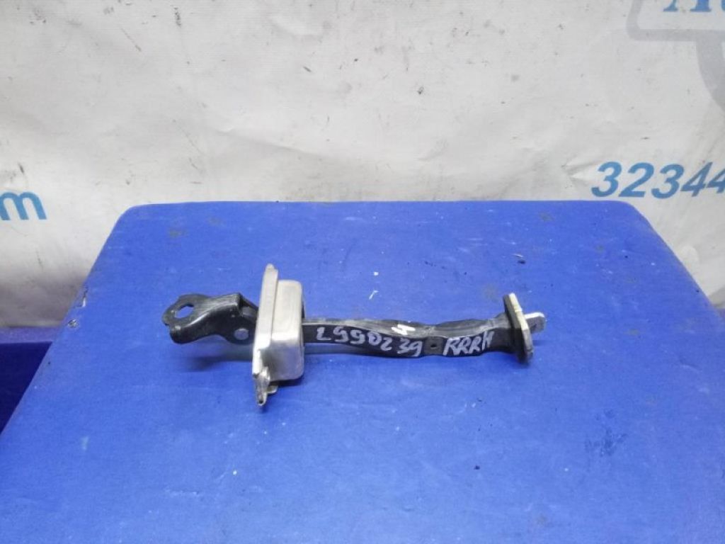 82430-3TA0A | Обмежувач дверей задн. прав. NISSAN ALTIMA L33 12-18