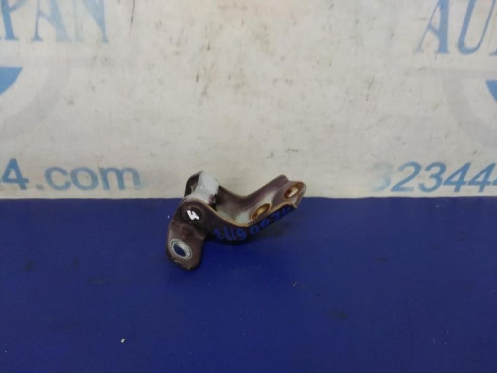 F151-58-210 | Петля двери нижняя передн. лев. MAZDA 3 BK 03-08