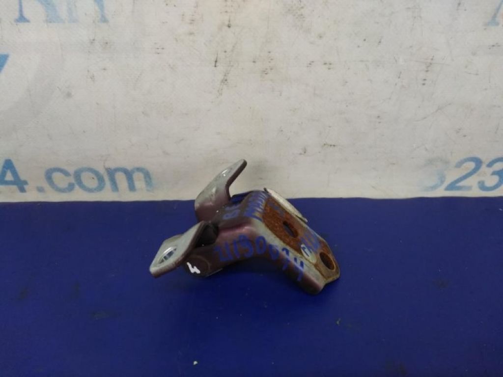 F151-59-210 | Петля двери верхняя передн. лев. MAZDA 3 BK 03-08