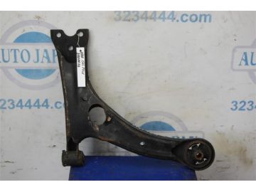 Рычаг передней подвески нижний лев. TOYOTA MATRIX 02-08
