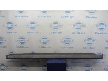 Накладка порогу зовнішня прав. TOYOTA MATRIX 02-08