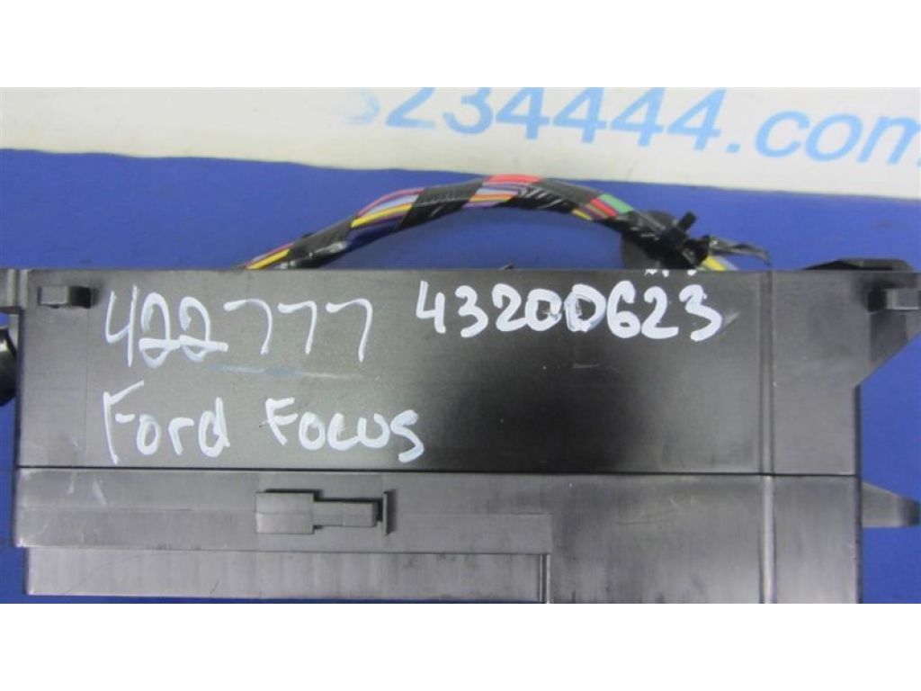 AV6T-14A067-AD | Блок запобіжників моторний відсік FORD FOCUS 10-18 - Фото 2