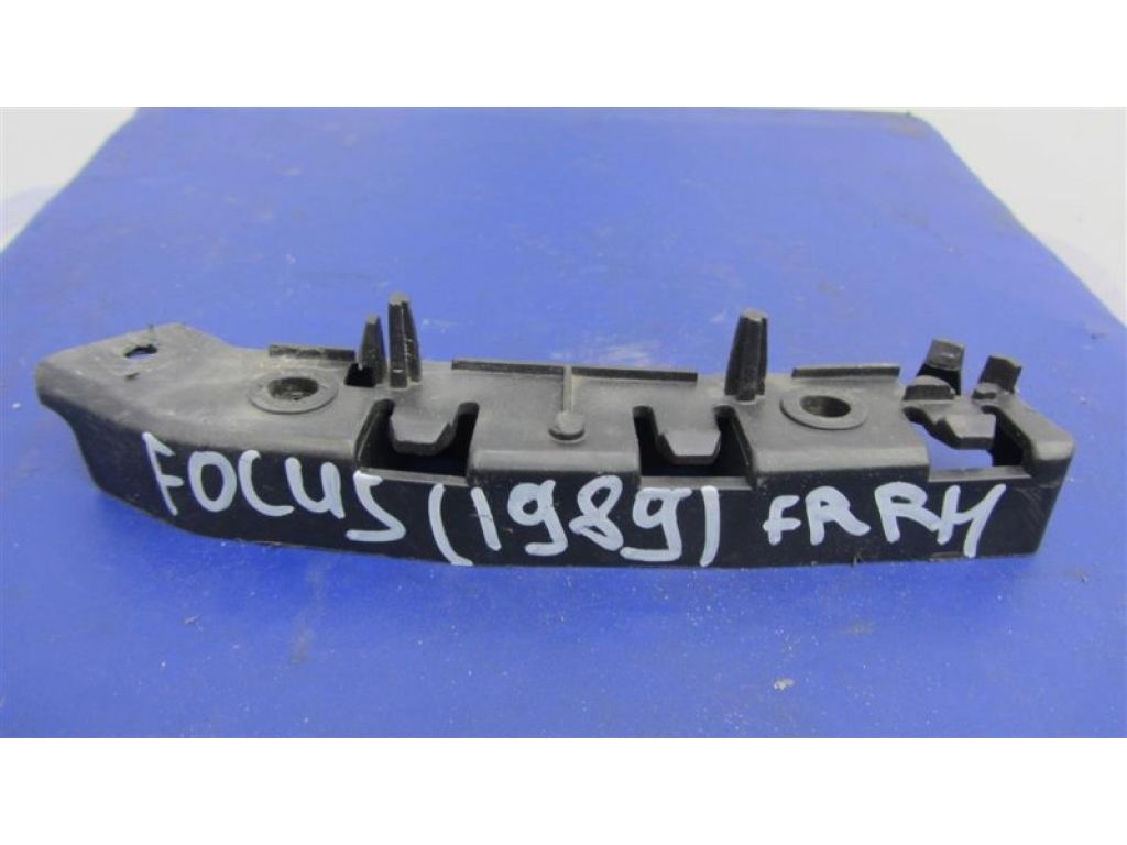 CP9Z-17C94-7A | Кронштейн переднього бампера (на крилі) прав. FORD FOCUS 10-18