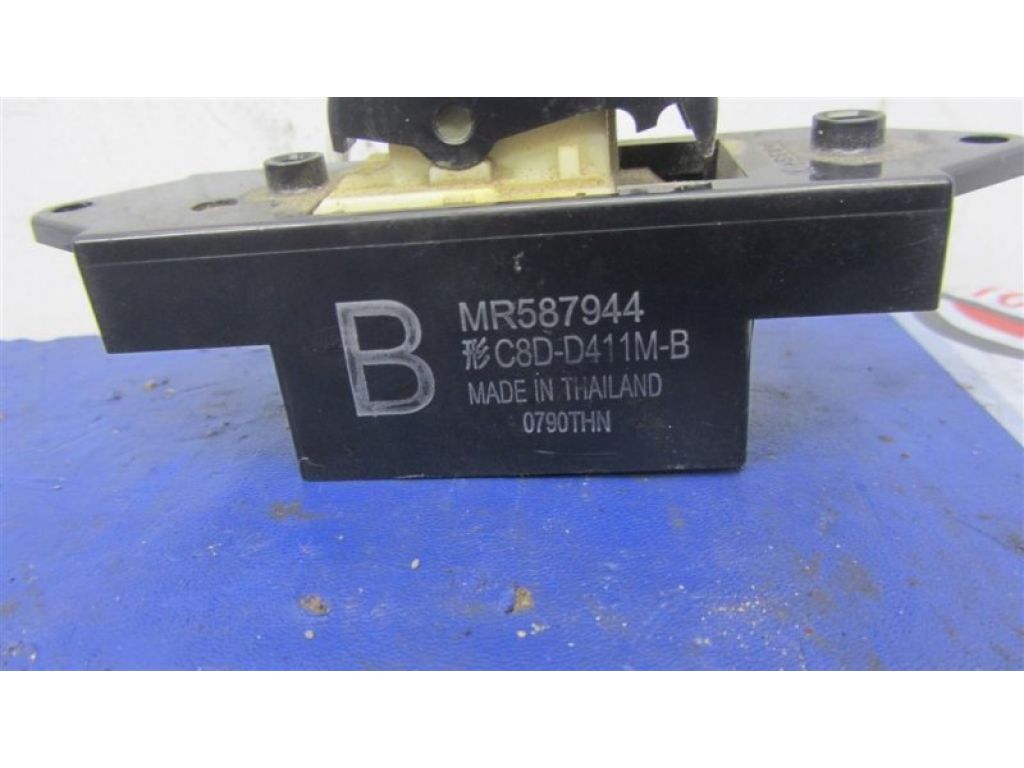 MR587944 | Кнопка стеклоподъемника MITSUBISHI L200 06-14 - Фото 3