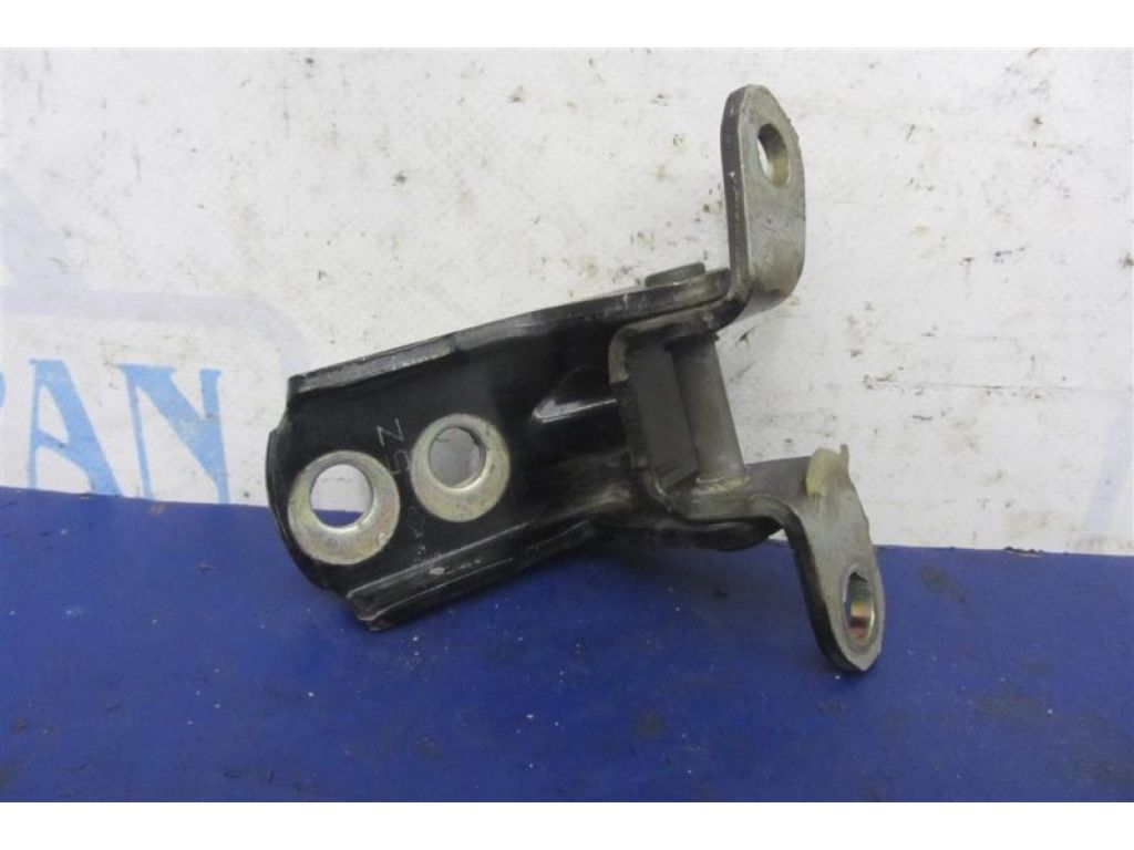 82420-4P000 | Петля двери нижняя задн. прав. NISSAN MURANO Z50 02-07