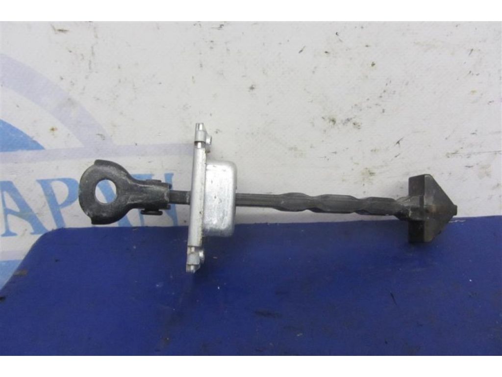 BBM458270C | Обмежувач дверей передн. лів. MAZDA 3 BL 09-13