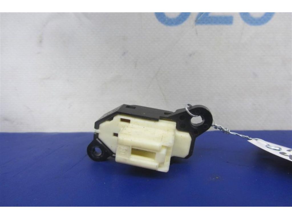 GK2A-66-660 | Кнопка центрального замку передн. лів. MAZDA 6 GG 02-07 - Фото 3